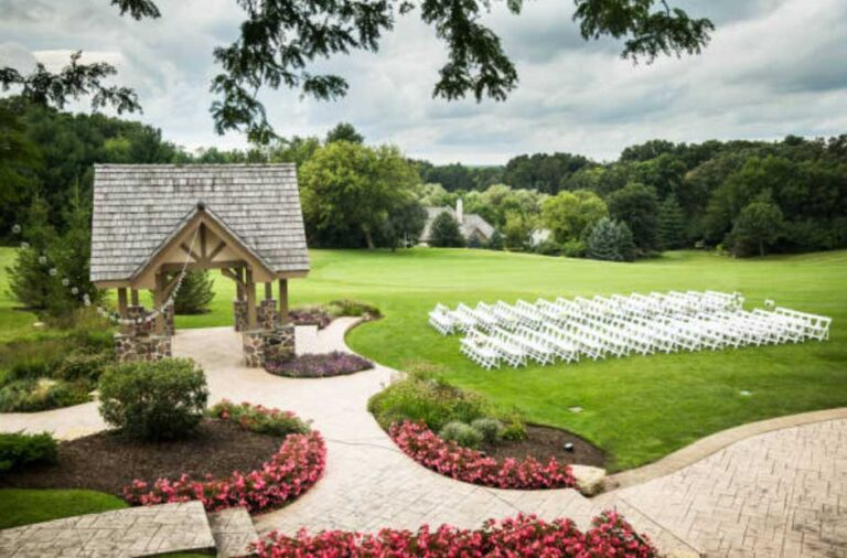 7 Stunning Hall Decor Ideas For A Wedding Venue